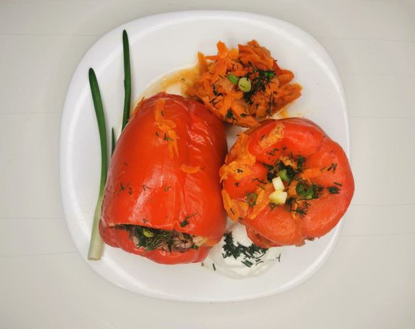 Запеченные фаршированные перцы в сметанно-томатном соусе — эталон62.рф