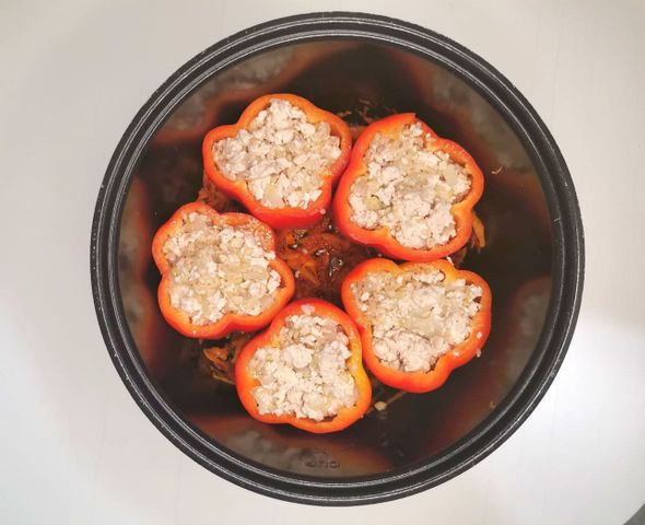 Перец, фаршированный соевым мясом и диким рисом
