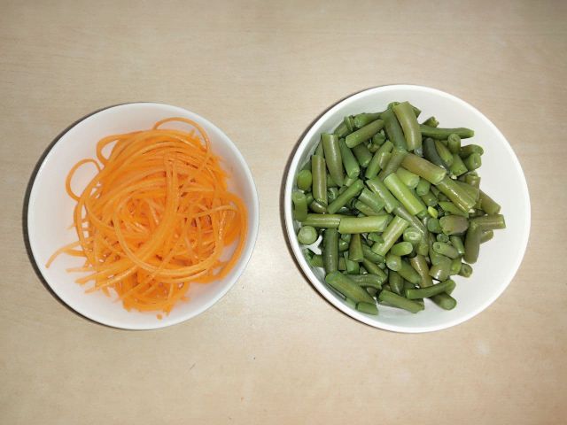 Салат из фасоли стручковой и моркови по-корейски