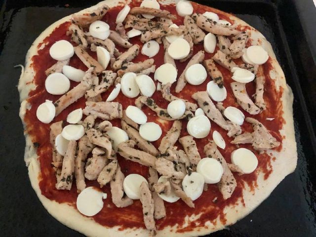 Вкусная пицца с моцареллой и базиликом