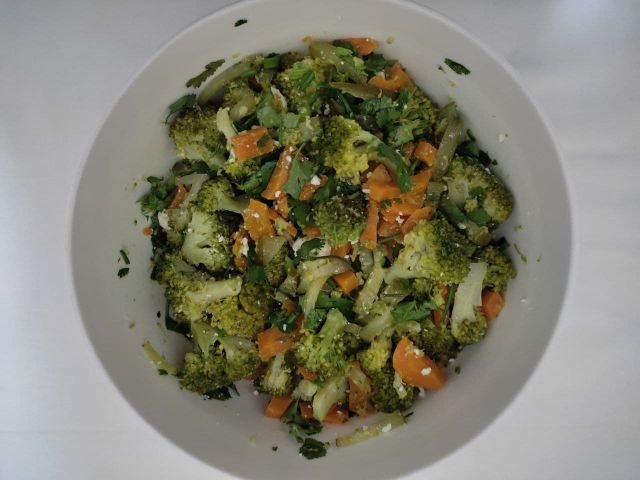 Салат с брокколи, яйцами и авокадо