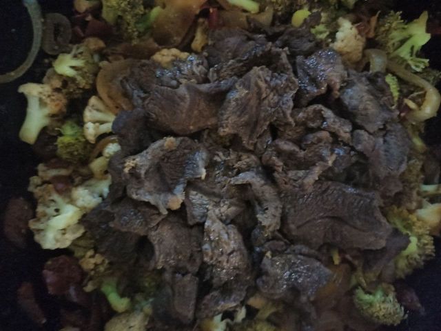 Тушёная говядина с брокколи и рисом