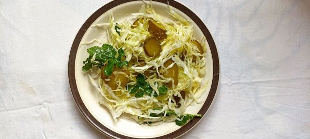Салат из китайской капусты и соленых огурцов