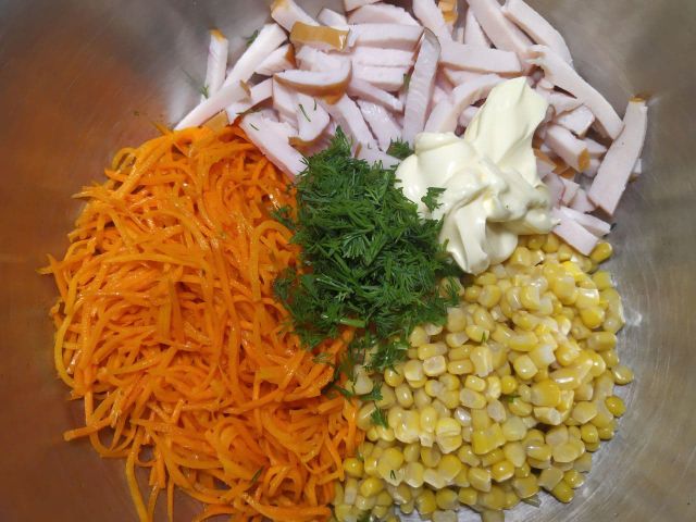 Салат с копченой курицей, корейской морковью, кукурузой и огурцом