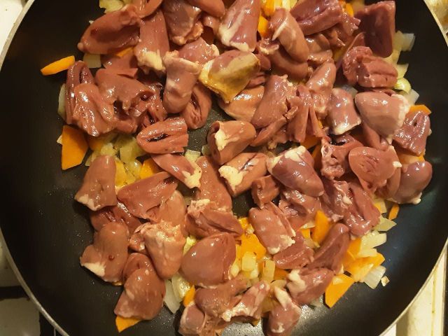 Рецепт куриных сердечек на сковороде тушеные