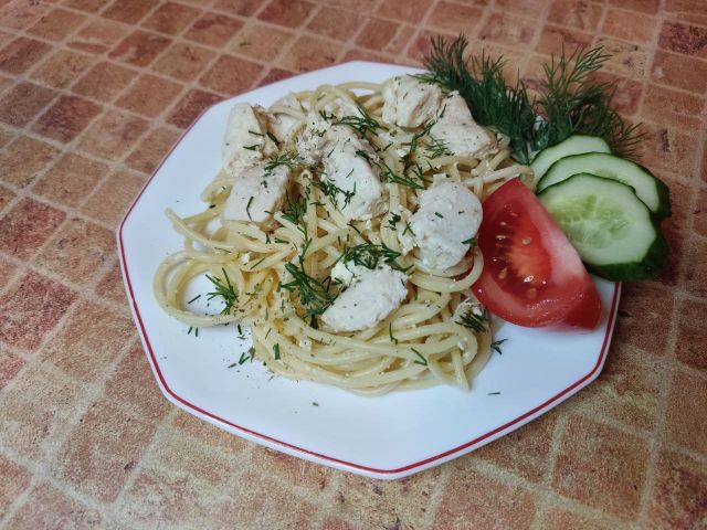 Спагетти с куриным филе под майонезным соусом