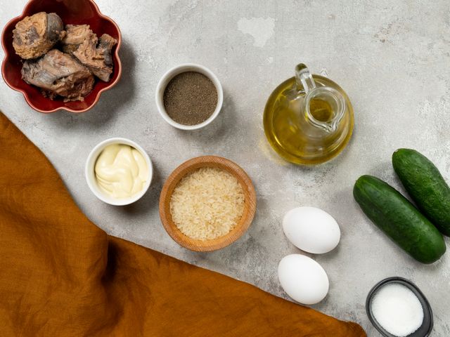 Салат с тунцом, рисом, сыром, огурцом и яйцом простой рецепт пошаговый