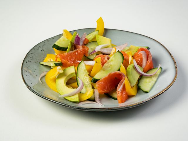 1. Салат с красной рыбой, редисом, шпинатом и огурцом