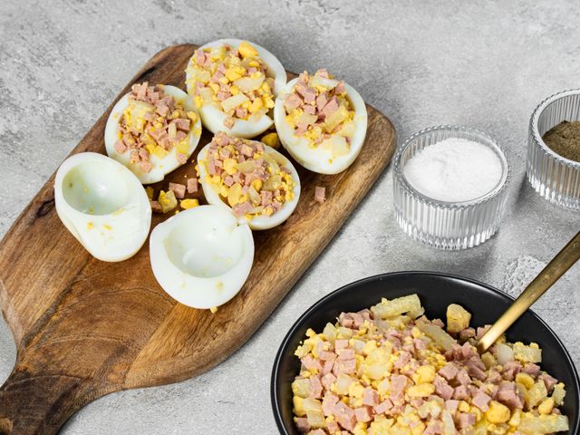 Фаршированные яйца с начинкой из желтков и колбасы