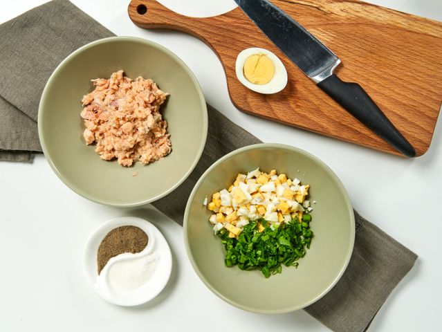 Салат с консервированной горбушей – кулинарный рецепт
