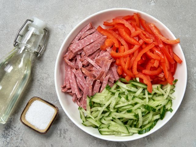 Овощной салат с жареными шампиньонами и колбасой – пошаговый рецепт с фото на апекс124.рф