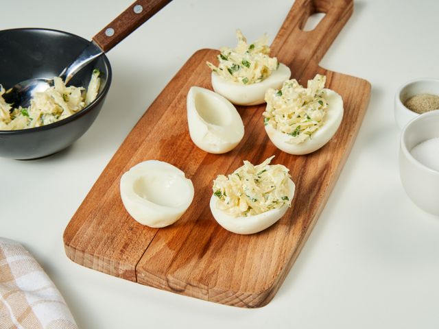 Фаршированные яйца с сыром, чесноком и укропом