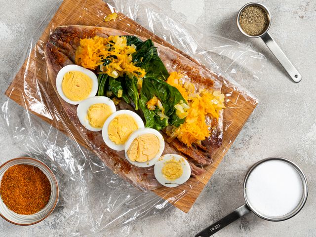 Рулет из скумбрии с желатином, огурцом и яйцом — рецепт с фото пошагово