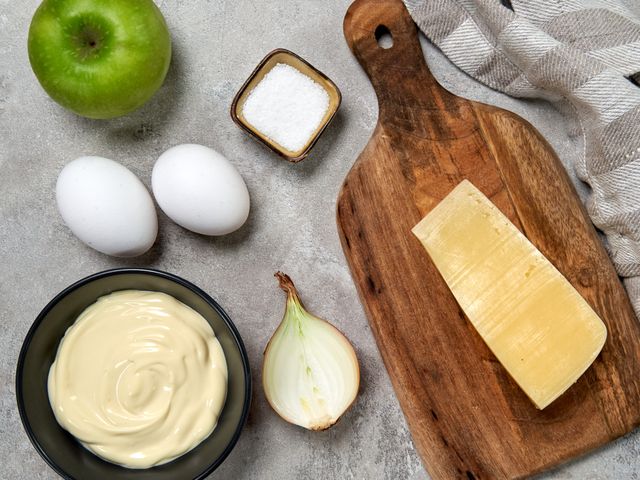 Салат «Нежность» с луком, яблоком, сыром и яйцом