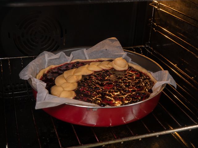 Дрожжевой пирог со смородиновым джемом