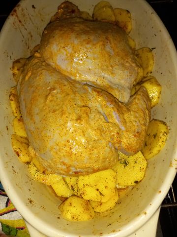 Золотистая курица в духовке целиком с хрустящей корочкой