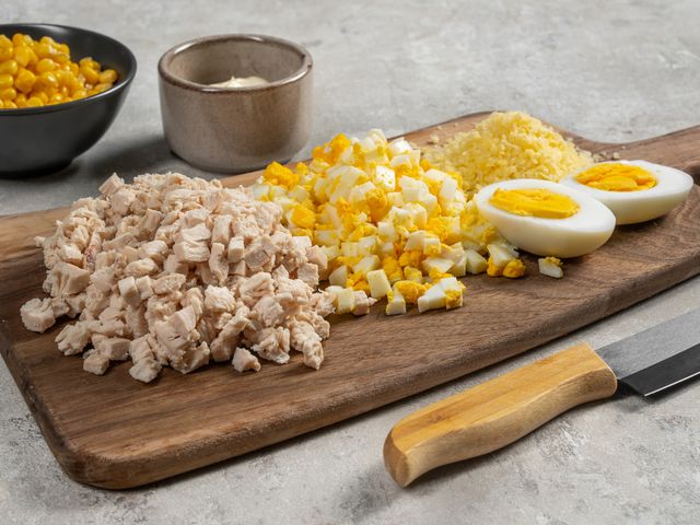 Салат с кукурузой, сыром и яйцами — рецепты | Дзен
