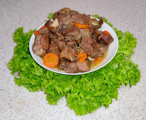 Тушеное мясо козы с луком и морковью в казане