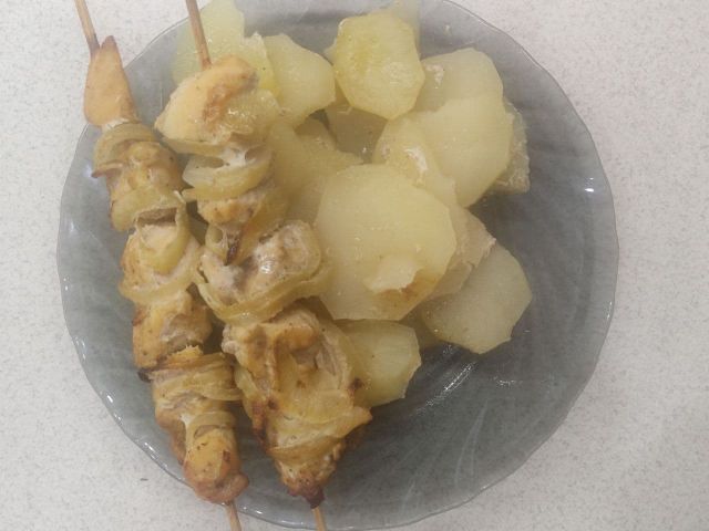 Куриный шашлык с картошкой в духовке