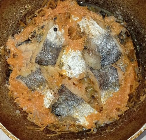 Рыба, тушенная с морковью и луком