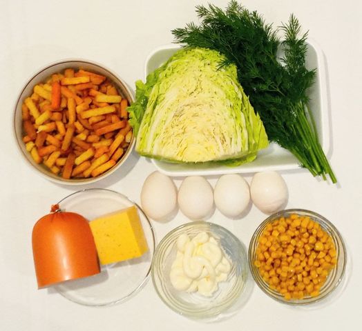 Салат с капустой, ветчиной и кукурузой