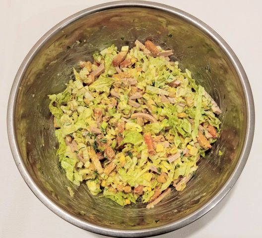 Как приготовить хрустящий салат с сухариками и пекинской капустой