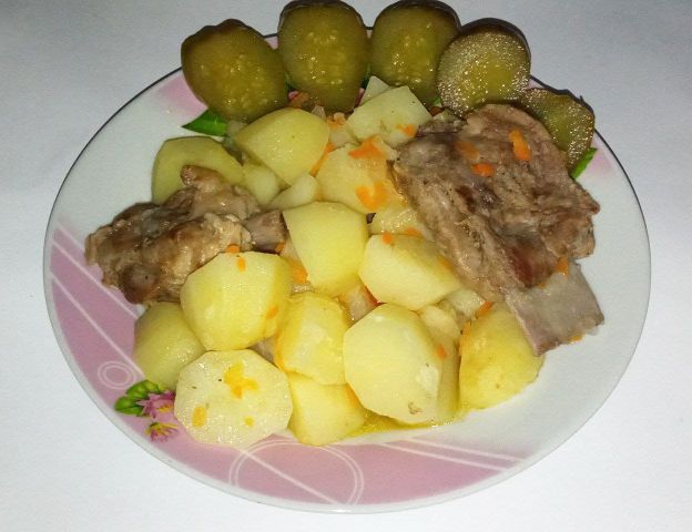 Тушеная картошка с мясом и болгарским перцем
