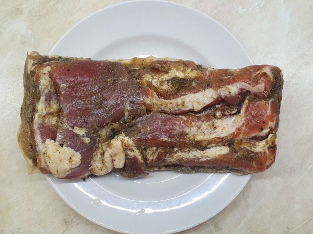 Грудинка свиная с чесноком и базиликом