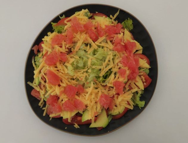 2. Свежий салат с авокадо, креветками и помидорами