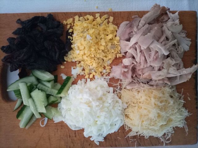 Слоеный салат с копченой курицей и черносливом