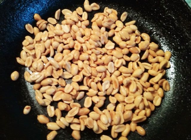 Как приготовить сладкий и солёный арахис