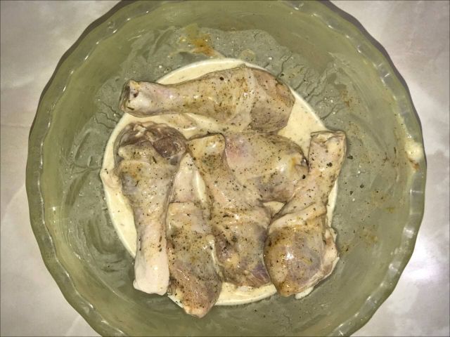 Куриные голени, запеченные в соусе и лаваше
