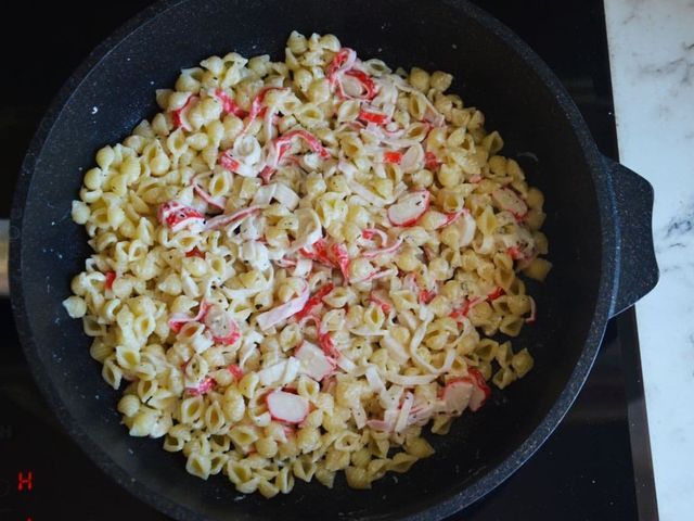 Спагетти с креветками и крабовыми роллами, пошаговый рецепт на ккал, фото, ингредиенты - Т