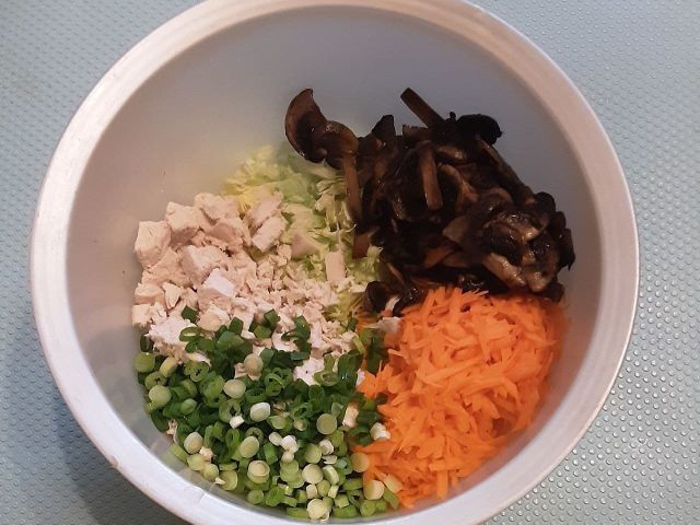 Салат с корейской морковкой и сухариками