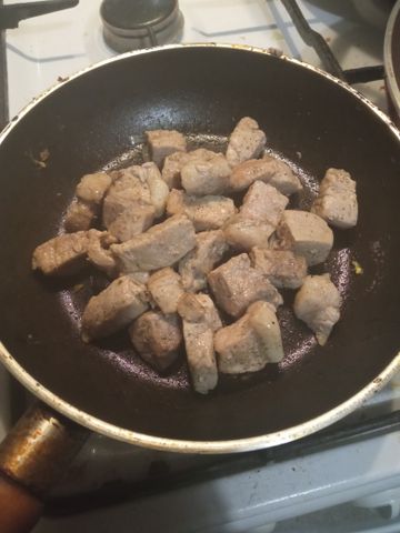 Вариант 1: Классический рецепт мяса в горшочках с картошкой в духовке