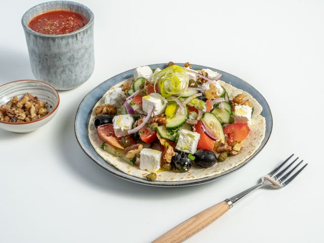 Овощной греческий салат ? Колоритный овощной салат с сыром фета и грецкими орехами