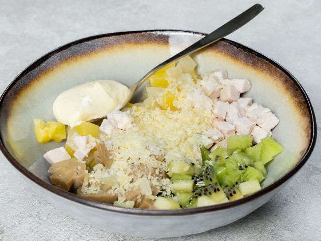 Слоеный куриный салат с киви, ананасами и грибами