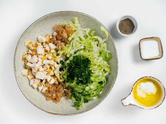 Салат с курицей, изюмом и корейской морковью рецепт – Русская кухня: Салаты. «Еда»