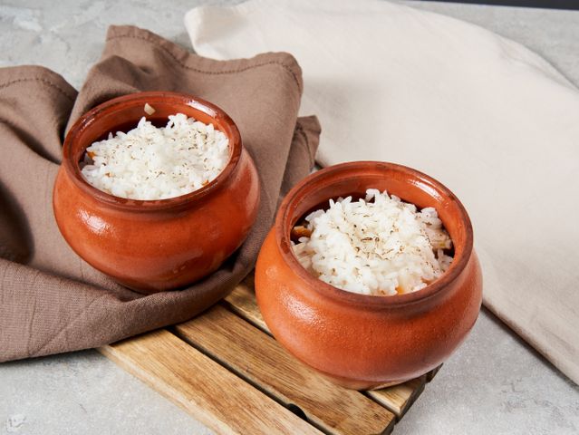 Вариант 1: Рис с мясом в горшочках в духовке - классический рецепт